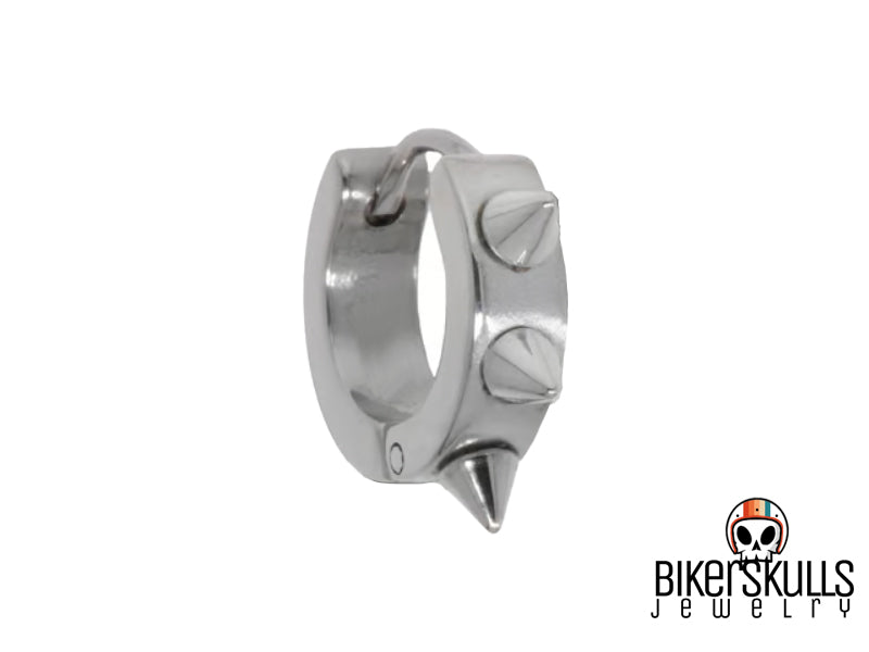 Questo orecchino si distingue per il suo look audace e aggressivo caratterizzato da una forma ad anello con tre punte frontali ed è realizzato in acciaio inossidabile lucido.