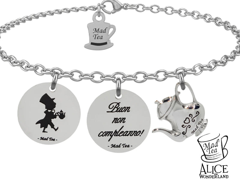 Bracciale con targhette con incisa la figura del Cappellaio Matto e la scritta “Buon non compleanno!” e una piccola teiera pendente.