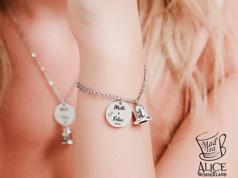 Bracciale con targhetta con incisa la scritta “Matti e Felici” e l’iconico cilindro del Cappellaio Matto.
