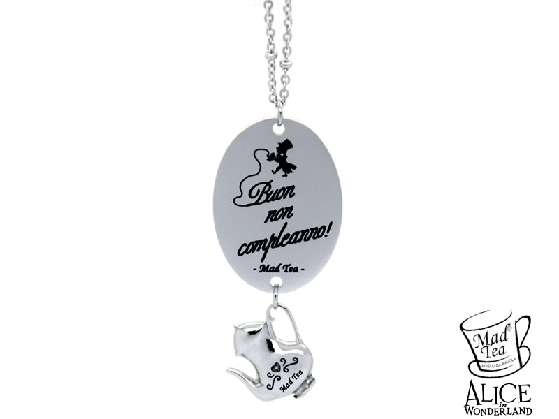 Questa collana è ispirata alla famosa tavola del Cappellaio Matto e al simpatico episodio in cui viene festeggiato con Alice il "Non compleanno". Qui si cela un grande significato: ogni giorno è importante e dobbiamo sempre ricordarci di festeggiarlo! Collana con ciondolo composto da targhetta con incisa la figura del Cappellaio e la sua celebre frase "Buon non compleanno!" e piccola teiera pendente. Catena a rosario.