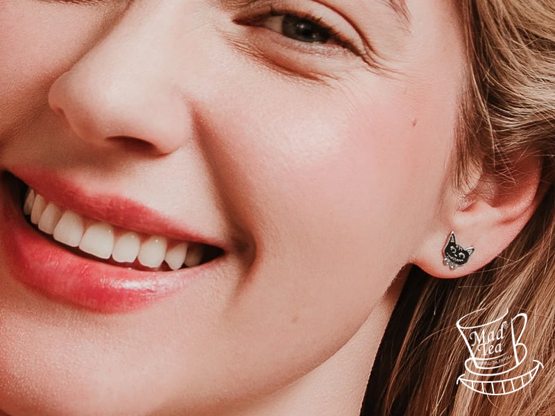 C’è qualcosa di magico in un sorriso: appare all’improvviso, ti illumina il volto e a volte rimane, anche quando tutto il resto svanisce…proprio come quello del Gatto del Cheshire!