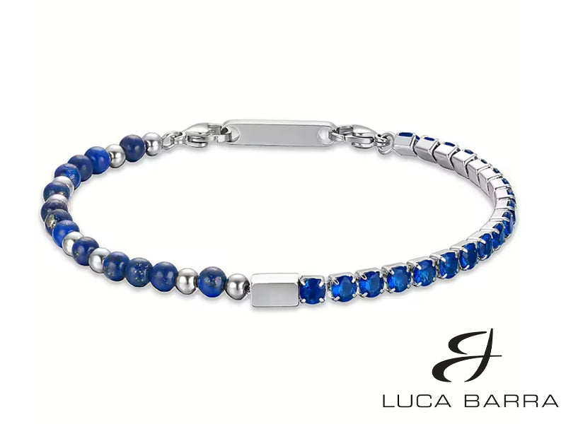 Bracciale uomo tennis style in acciaio con cristalli e pietre blu. I cristalli blu scintillanti e le pietre blu aggiungono una vivace e luminosa nota di colore al bracciale. I cristalli catturano la luce e brillano con ogni movimento, mentre le pietre blu donano una profondità e un'eleganza senza tempo.