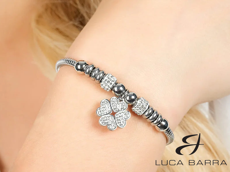 Questo bracciale da donna è realizzato in acciaio inossidabile ed è un gioiello che sfoggia un accattivante quadrifoglio con luccicanti cristalli bianchi. Unisci al bracciale la tua "maledizione" di buona fortuna!