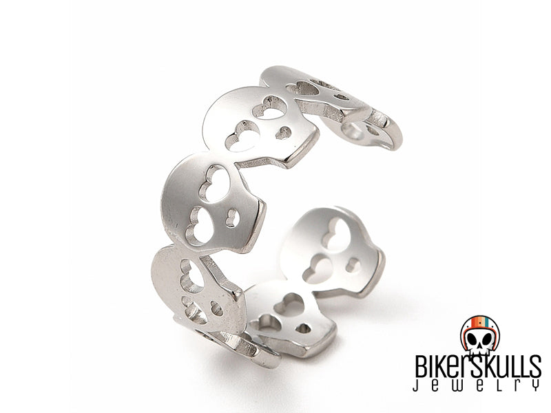 Otto spiriti custodi, otto teschietti in acciaio che sussurrano segreti al tuo dito. Un anello magico, un talismano che protegge e affascina. Lasciati conquistare dal suo mistero e dalla sua aura dark e affascinante.