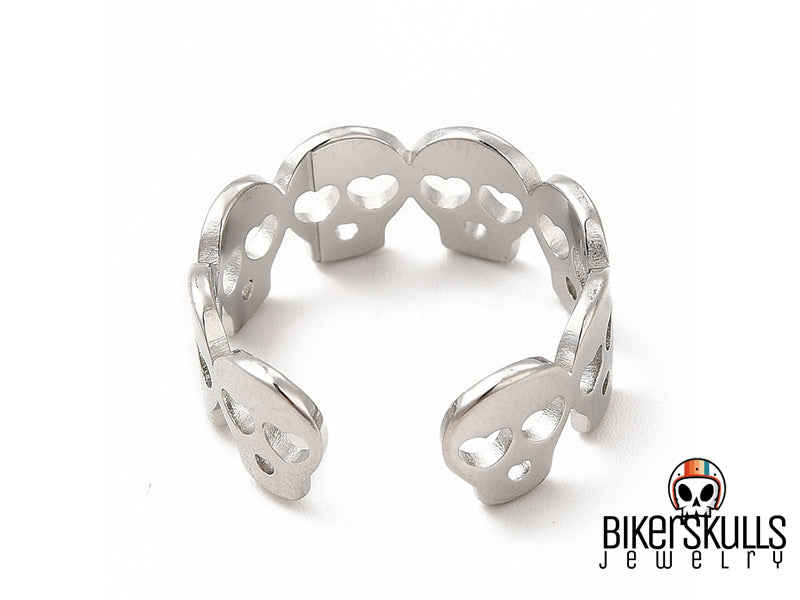 Un amuleto misterioso, un talismano che custodisce otto spiriti custodi. Ogni teschietto sussurra segreti al tuo dito, un gioiello carico di fascino e mistero, perfetto per chi ama l'incognita