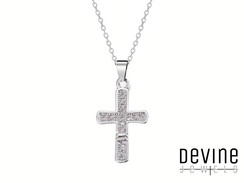Lasciati conquistare da questa splendida collana Devine Jewels, un gioiello che unisce la raffinatezza dell'acciaio inossidabile alla brillantezza degli zirconi. Il ciondolo a forma di croce, simbolo di fede e protezione, è impreziosito da zirconi scintillanti che catturano la luce, creando un effetto di straordinaria luminosità. Perfetta per ogni occasione, questa collana è un accessorio versatile ed elegante, ideale per completare il tuo look con un tocco di classe.