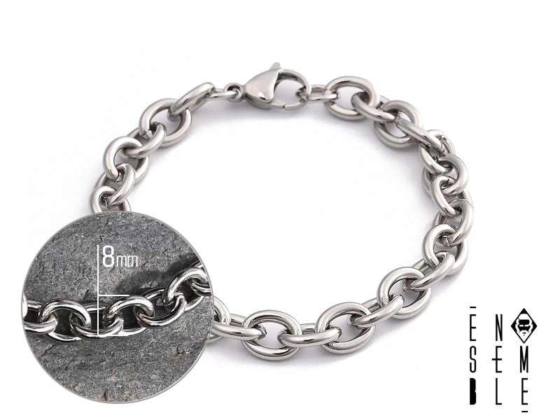Un capolavoro di design e artigianato. Questo esclusivo braccialetto è realizzato in acciaio inossidabile di altissima qualità, con una catena massiccia e dal design impeccabile. La sua lucentezza è straordinaria, frutto di una meticolosa lavorazione che esalta la bellezza dell'acciaio. Un accessorio di lusso, simbolo di stile e raffinatezza, perfetto per chi apprezza la qualità e l'eleganza senza tempo. Un gioiello da indossare e da custodire come un tesoro prezioso.