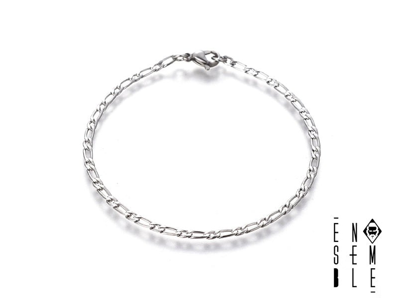 Bracciale in acciaio argentato con maglia Figaro, larga 2.5 mm.
Un accessorio classico e versatile, perfetto per completare qualsiasi outfit, da quello casual a quello più elegante. La maglia Figaro, con il suo design iconico, dona un tocco di raffinatezza senza tempo. L'acciaio argentato garantisce durata e resistenza, mantenendo intatta la sua brillantezza nel tempo. Un gioiello ideale per ogni occasione.