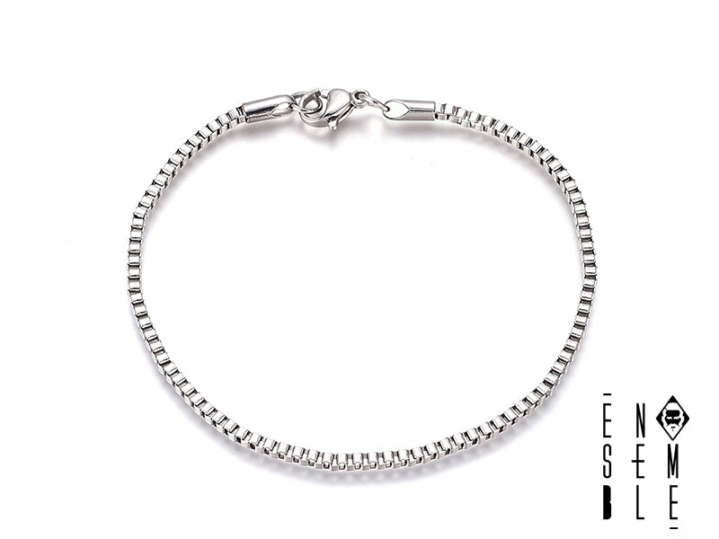Un braccialetto essenziale, elegante e intramontabile. La catenella in acciaio inossidabile, con la sua maglia box quadrata da 2.0 mm, dona un tocco di raffinatezza senza tempo, perfetto per un look minimalista.