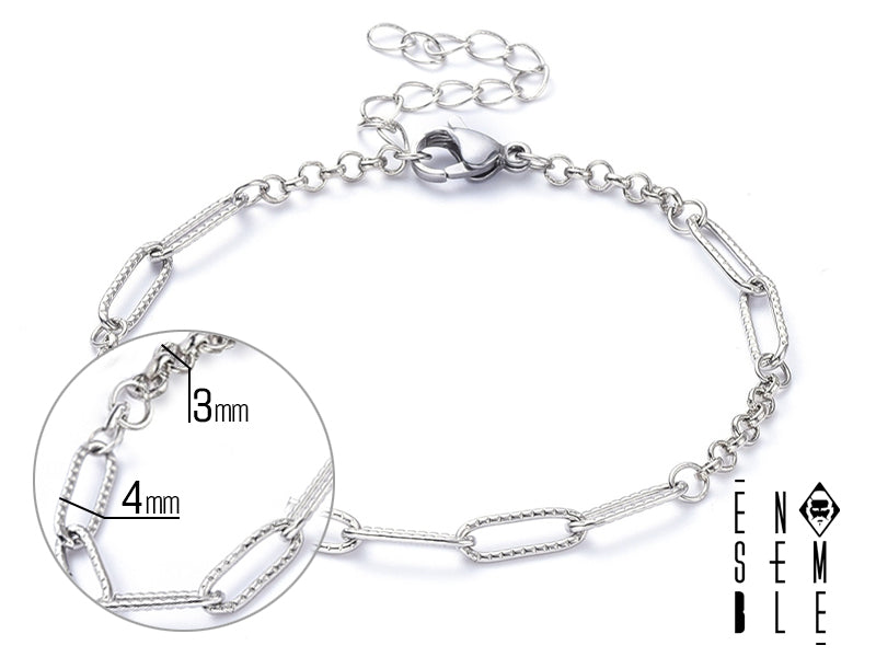 Il braccialetto "Intreccio Ribelle" è un accessorio di alta qualità, realizzato con cura e attenzione ai dettagli. La combinazione di catenella a graffetta zigrinata e maglia rolo crea un design unico e originale, che si distingue per la sua texture e la sua lucentezza. La sua robustezza e la sua resistenza all'usura lo rendono un accessorio durevole e di lunga durata.