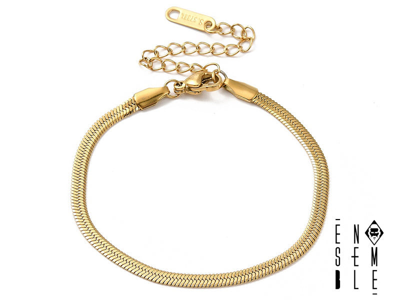 Questo braccialetto è realizzato in acciaio inossidabile di alta qualità, con una maglia snake flat con finitura dorata che ricorda la sinuosità di un serpente. La sua superficie liscia e la chiusura a moschettone garantiscono comfort e sicurezza. Un accessorio versatile, ideale per ogni occasione.