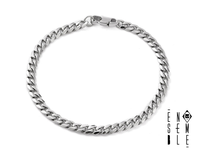 Braccialetto con maglia cubana, realizzato in acciaio inossidabile 304 anti-ossidazione, con chiusura a moschettone. La sua robustezza e la sua lucentezza lo rendono un accessorio elegante e duraturo. Il design classico della maglia cubana conferisce un tocco di stile senza tempo.