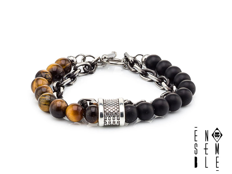 Bracciale multifilo composto da pietre occhio di tigre da 8 mm, pietre onice nere da 8 mm e un filo di catena a maglia. Un accessorio versatile e di stile, perfetto per completare qualsiasi outfit. La combinazione di materiali e colori crea un effetto unico e affascinante.