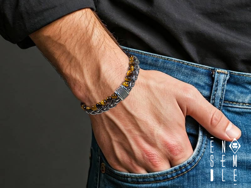 Un tesoro antico, ritrovato nelle profondità di una giungla magica. Ogni sfera di occhio di tigre racchiude i segreti del sole e la forza della terra. Il filo di catena, un'antica via di comunicazione tra i mondi, collega le pietre in un flusso di energia potente e protettiva. Indossalo e senti la forza della natura scorrere nelle tue vene.