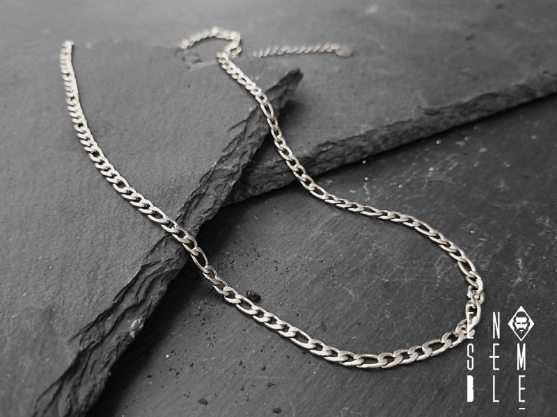 Collana Figaro versione con maglia di 4 mm di larghezza, è realizzata in acciaio inossidabile e si fissa con una sicura chiusura a moschettone per una vestibilità comoda.