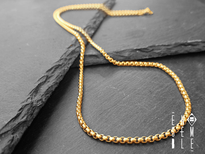 Indossa questa catena in acciaio con maglia Box Chain da sola o abbinala al tuo ciondolo preferito. In qualunque modo deciderai di indossarla, la chiusura a moschettone la manterrà saldamente sul collo tutto il giorno.