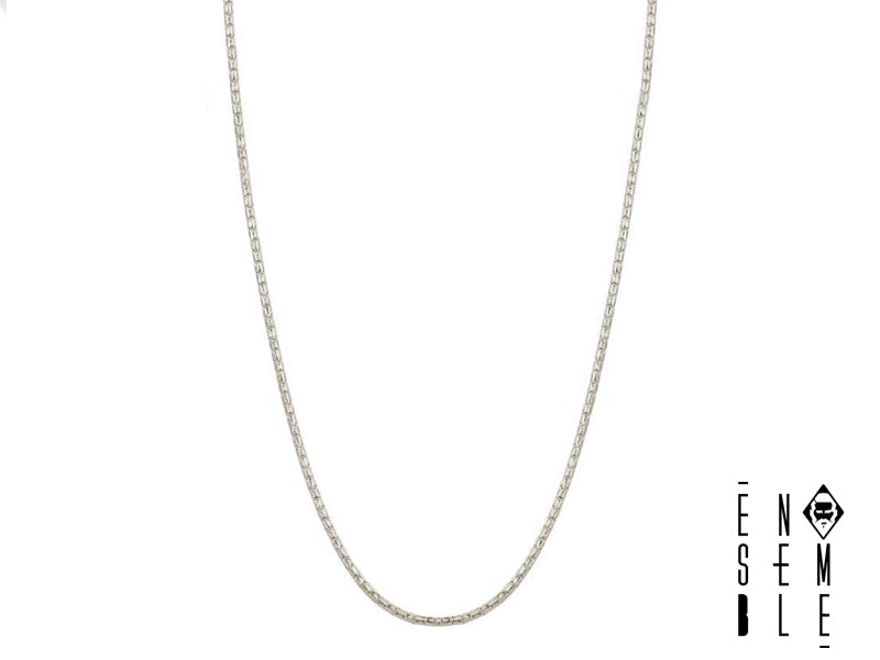 Lasciati conquistare dall'eleganza discreta della collana Ensemble! Realizzata con una raffinata maglia coreana in acciaio inossidabile 304, questa collana è un inno alla semplicità. Il diametro di 1 mm della maglia crea un effetto delicato e sofisticato, perfetto per chi ama uno stile minimalista ma di grande impatto. Indossala tutti i giorni, per un tocco di classe senza tempo.