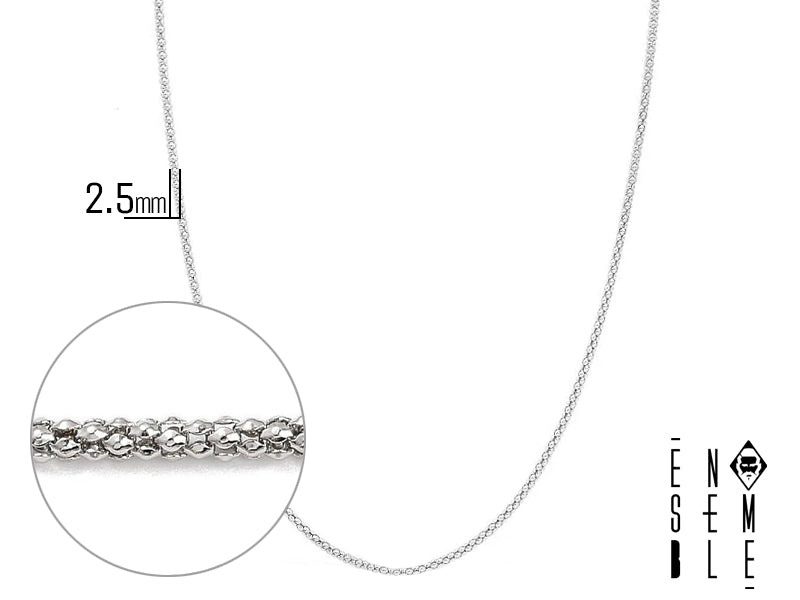 La collana Ensemble si trasforma in un simbolo di passione ardente. La sua lucentezza metallica riflette la tua energia e il tuo carisma. Perfetta per una serata romantica, un appuntamento speciale o un evento elegante, questa collana aggiungerà un tocco di sensualità al tuo look. Immagina di indossarla con un abito nero, sottolineando la tua bellezza e sicurezza.