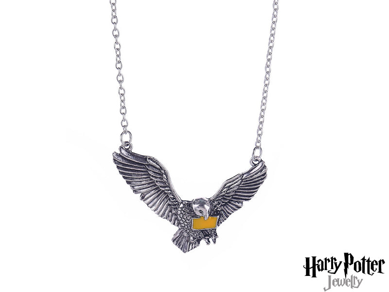 Indossa la magia con questa splendida collana dedicata a Edvige, il fedele gufo di Harry Potter. Il charm, che raffigura Edvige con la sua lettera, è realizzato con cura e attenzione ai dettagli. Un accessorio perfetto per esprimere la tua passione per il mondo magico
