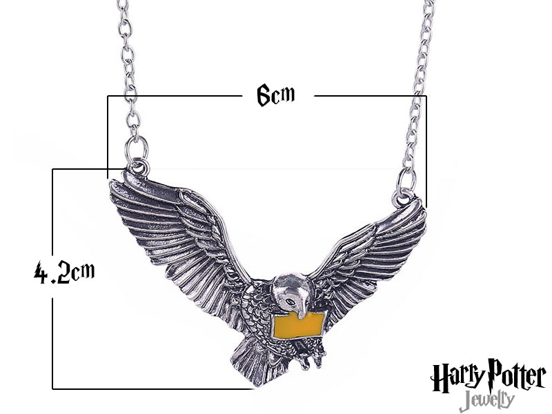 Collana pendente artigianale con charm a tema Edvige. Realizzata in metallo nickel free, garantisce comfort e sicurezza. Il design dettagliato del charm, che raffigura Edvige con la busta dell'invito, la rende un accessorio unico e di alta qualità. Un regalo perfetto per collezionisti e appassionati.