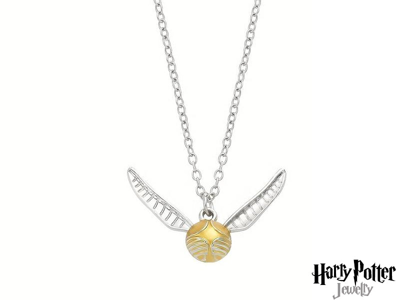 Entra nel mondo del Quidditch con questa splendida collana. Il ciondolo a forma di Boccino d'Oro, simbolo di velocità e fortuna, ti ricorderà l'emozione delle partite di Hogwarts. Un accessorio perfetto per ogni fan della saga