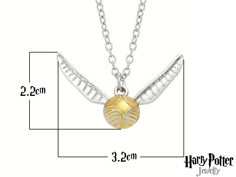 Collana con pendente a forma di Boccino d'Oro, realizzata in metallo anallergico. Il design 2D del ciondolo offre un'interpretazione elegante e raffinata dell'iconico oggetto di Harry Potter. Un accessorio di alta qualità, ideale per collezionisti e appassionati.