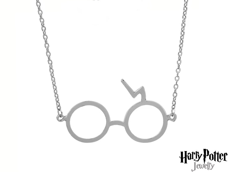 Porta sempre con te il simbolo del ragazzo che è sopravvissuto. Questa collana, con il pendente degli occhiali di Harry Potter e il fulmine, è un omaggio al coraggio e alla magia della saga. Un accessorio indispensabile per ogni fan.