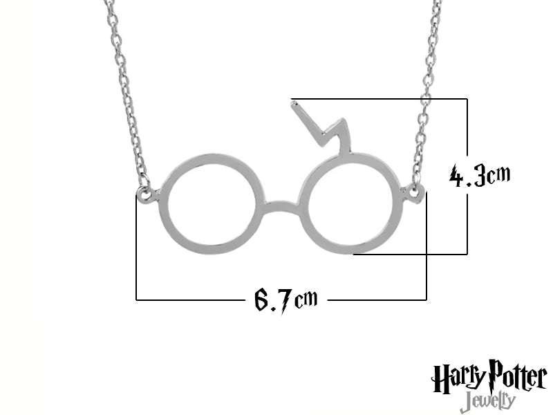 Questa collana è realizzata in metallo nickel free, ideale per pelli sensibili. Il pendente a forma degli occhiali di Harry Potter, con il distintivo fulmine, è un simbolo iconico della saga. Un gioiello di alta qualità, perfetto per gli appassionati e per chi cerca un accessorio elegante e significativo