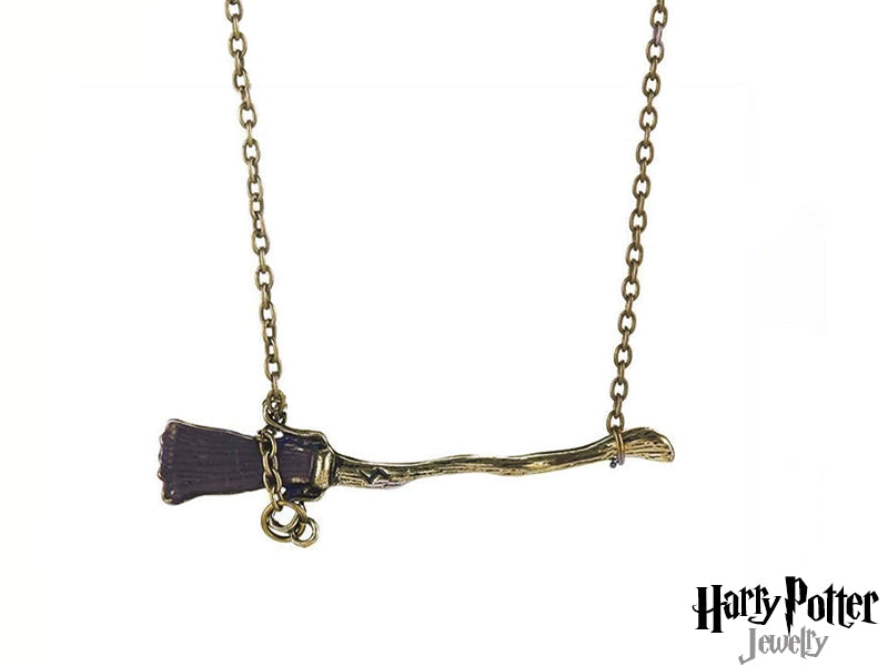 Porta sempre con te un pezzo del mondo magico! Questa collana con il pendente della scopa volante è un simbolo di libertà e avventura, ideale per ogni fan di Harry Potter che desidera esprimere il proprio amore per la saga.