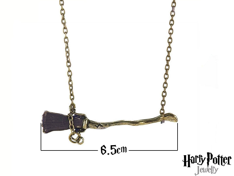 Questa collana è realizzata in metallo nickel free, rendendola ideale per chi ha la pelle sensibile. Il pendente a forma di scopa volante rappresenta uno degli oggetti più iconici del mondo di Harry Potter, perfetto per collezionisti e appassionati