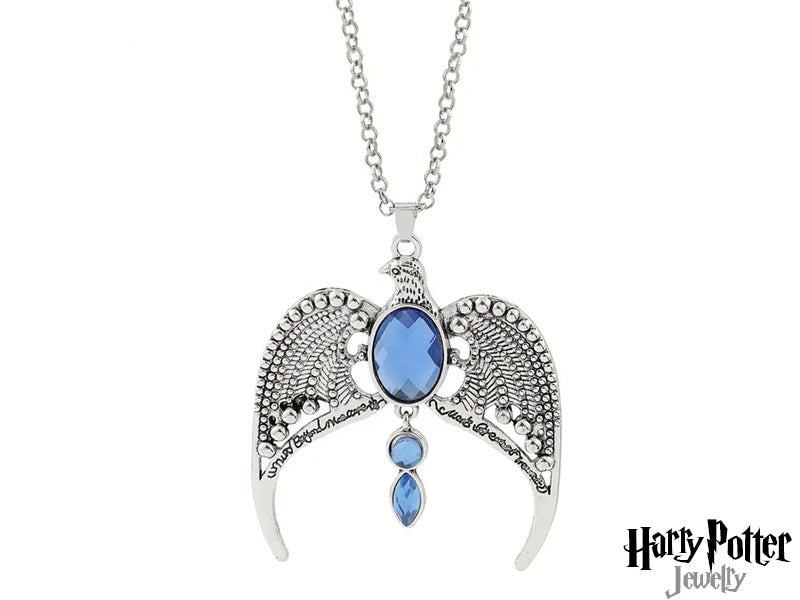Rivivi la leggenda di Rowena Corvonero con questa magnifica collana. Il pendente, fedele riproduzione del Diadema perduto, presenta l'aquila simbolo della casa e splendide gemme blu. Un gioiello che incarna l'ingegno e la creatività, per portare sempre con te un pezzo di Hogwarts