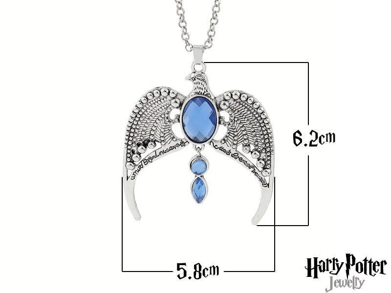 Questa collana è realizzata in metallo nickel free, garantendo comfort e sicurezza per pelli sensibili. Il pendente raffigura il Diadema di Corvonero, con un'aquila finemente dettagliata e tre gemme blu sfaccettate (una centrale grande e due più piccole pendenti). Le ali presentano incisioni decorative. Un accessorio di alta qualità, ideale per collezionisti e appassionati della saga di Harry Potter