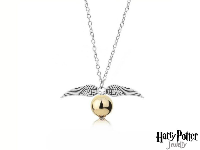 Indossa il simbolo più ambito del Quidditch! Questa collana con il Boccino d'Oro e le sue ali argentate è un omaggio all'emozione della caccia e alla gioia della vittoria. Un accessorio indispensabile per ogni fan di Harry Potter che sogna di volare sui campi di Hogwarts
