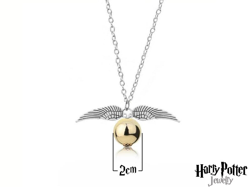 Questa collana è realizzata in metallo nickel free, garantendo comfort e sicurezza per pelli sensibili. Il pendente raffigura il famoso Boccino d'Oro di Harry Potter, con dettagliate ali argentate che ne esaltano il design. Un gioiello di alta qualità, perfetto per gli appassionati e per chi cerca un accessorio elegante e significativo.