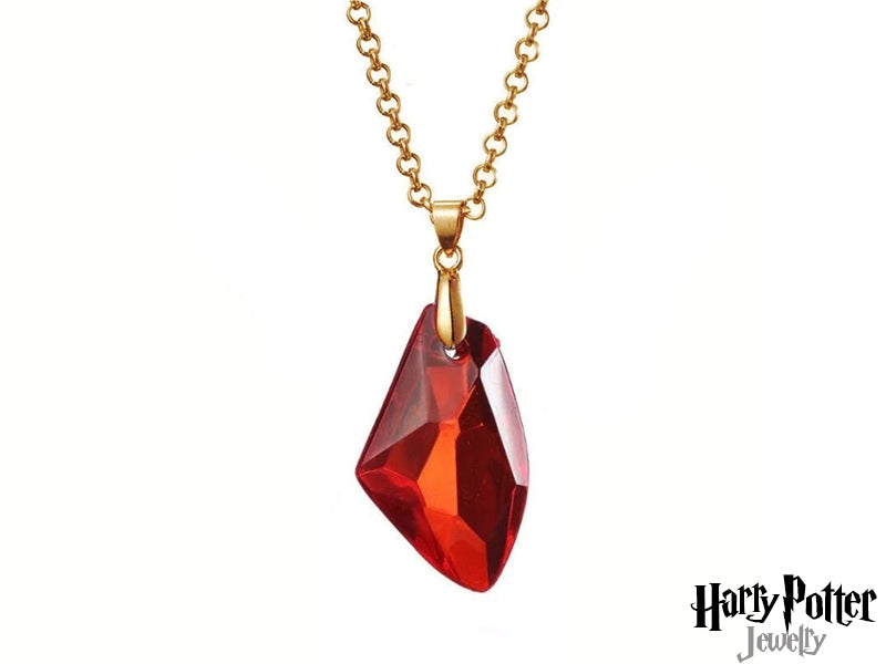 Questa collana è realizzata in metallo nickel free color oro, ideale per pelli sensibili. Il pendente a forma di Pietra Filosofale è realizzato in PVC rosso, con dettagli accurati che ne esaltano la forma e il colore. Un accessorio di alta qualità, perfetto per gli appassionati e per chi cerca un simbolo di potere e mistero.