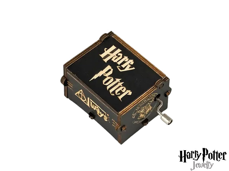 Realizzato con legno di alta qualità, questo carillon riproduce la magica melodia di Harry Potter. La base è impreziosita dall'incisione 'Always' e dalla celebre frase 'I Solemnly Swear That I Am Up to No Good'. Un regalo ideale per appassionati di tutte le età, perfetto per decorare la tua casa con un tocco di magia