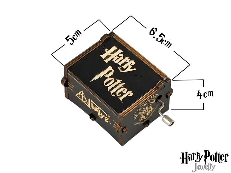 Carillon artigianale, realizzato con legno di mogano selezionato. La meccanica di precisione garantisce una riproduzione fedele del tema musicale di Harry Potter. L'incisione laser di alta qualità include le parole 'Always' e 'I Solemnly Swear That I Am Up to No Good'. Un oggetto elegante e di valore, ideale per collezionisti e amanti della musica.