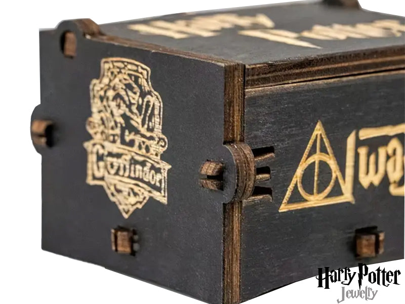 Lasciati trasportare dalla magia di Harry Potter con questo carillon incantevole. La melodia avvolgente e le parole 'Always' e 'I Solemnly Swear That I Am Up to No Good' ti faranno sognare ad occhi aperti. Un regalo speciale per celebrare l'amore, l'amicizia e la magia che ci circondano