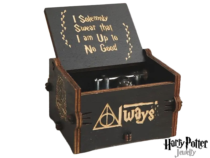 Sei pronto a scatenare la magia? Questo carillon in legno, con la celebre melodia di Harry Potter, ti farà sentire come un vero mago! Con la scritta 'Always' e la promessa 'I Solemnly Swear That I Am Up to No Good', è il regalo perfetto per chi ama divertirsi e sognare