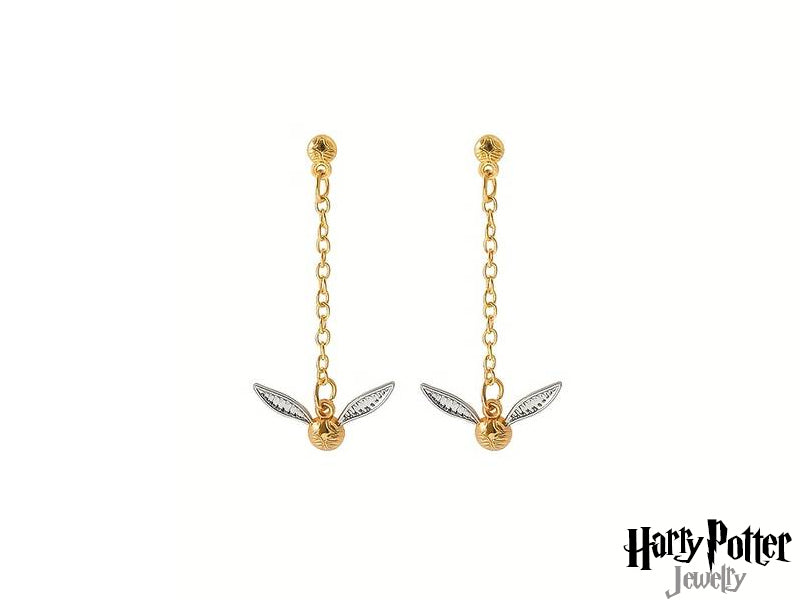 Entra nel mondo magico di Harry Potter con questi splendidi orecchini. Il Boccino d'Oro, simbolo di velocità e fortuna, pende elegantemente da una catenella dorata. Un accessorio perfetto per ogni fan della saga, per portare sempre con te un po' di magia