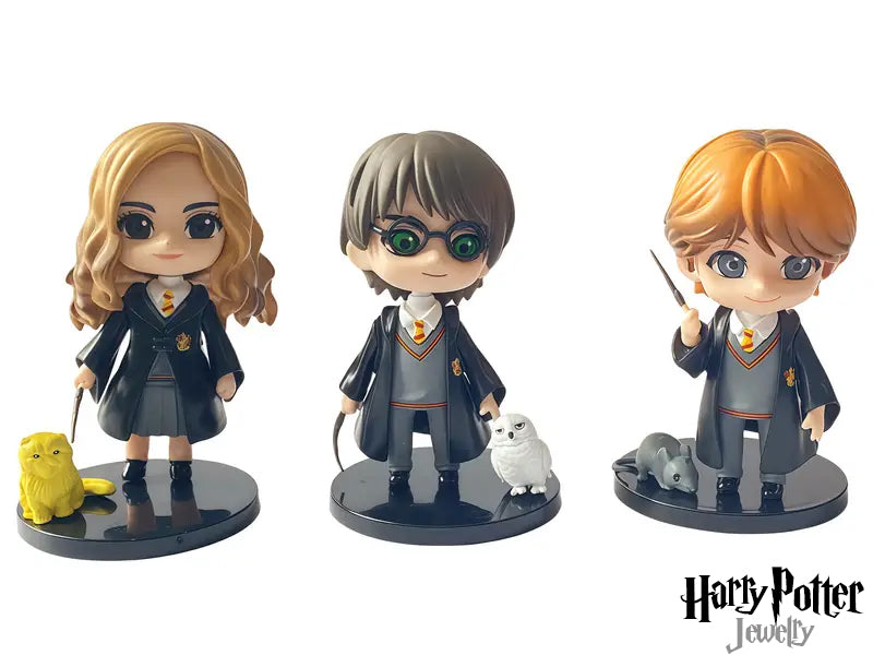 Porta la magia di Hogwarts a casa tua con questa splendida action figure. Scegli tra Harry Potter, Ron Weasley o Hermione Granger e aggiungi un pezzo unico alla tua collezione. Un oggetto da esposizione che cattura l'essenza dei tuoi personaggi preferiti
