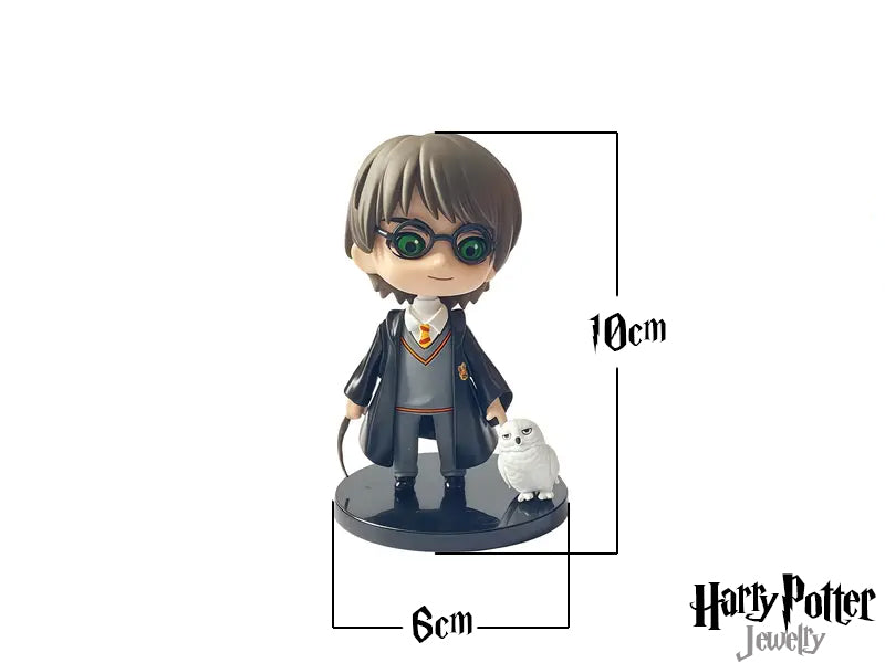 Questa action figure è realizzata in PVC di alta qualità, con dettagli accurati e finiture curate. Disponibile con i personaggi di Harry Potter, Ron Weasley o Hermione Granger, è un oggetto da esposizione ideale per collezionisti e appassionati. Un regalo perfetto per ogni fan della saga