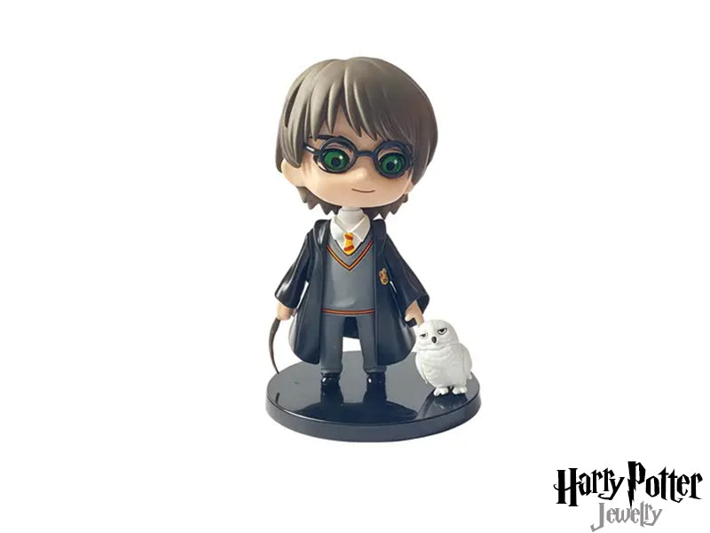 Action figure da collezione in PVC, raffigurante Harry Potter. Realizzata con materiali di alta qualità e finiture dettagliate, questa action figure è un oggetto da esposizione perfetto per collezionisti e appassionati.