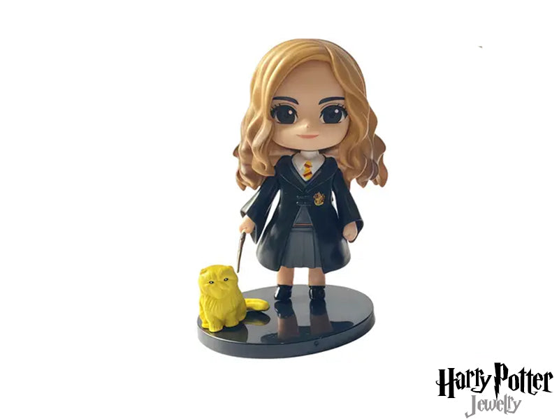 Action figure da collezione in PVC, raffigurante Hermione Granger. Realizzata con materiali di alta qualità e finiture dettagliate, questa action figure è un oggetto da esposizione perfetto per collezionisti e appassionati.
