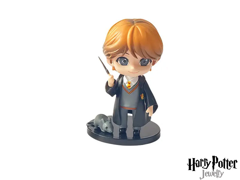 Action figure da collezione in PVC, raffigurante Ron Weasley . Realizzata con materiali di alta qualità e finiture dettagliate, questa action figure è un oggetto da esposizione perfetto per collezionisti e appassionati.