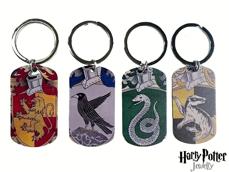 Mostra il tuo orgoglio per la tua casa di Hogwarts con questo portachiavi unico! Disponibile con i simboli di Grifondoro, Serpeverde, Tassorosso e Corvonero, è l'accessorio perfetto per ogni fan della saga. Un modo elegante per portare sempre con te un pezzo del mondo magico.