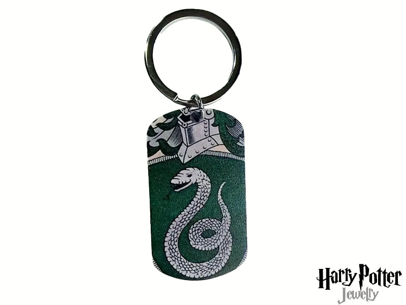 Questo portachiavi è realizzato in acciaio inossidabile di alta qualità, resistente e durevole. Ogni portachiavi presenta il simbolo serigrafato di una delle casate di Hogwarts: Serpeverde. Un accessorio perfetto per mostrare la tua passione per Harry Potter."