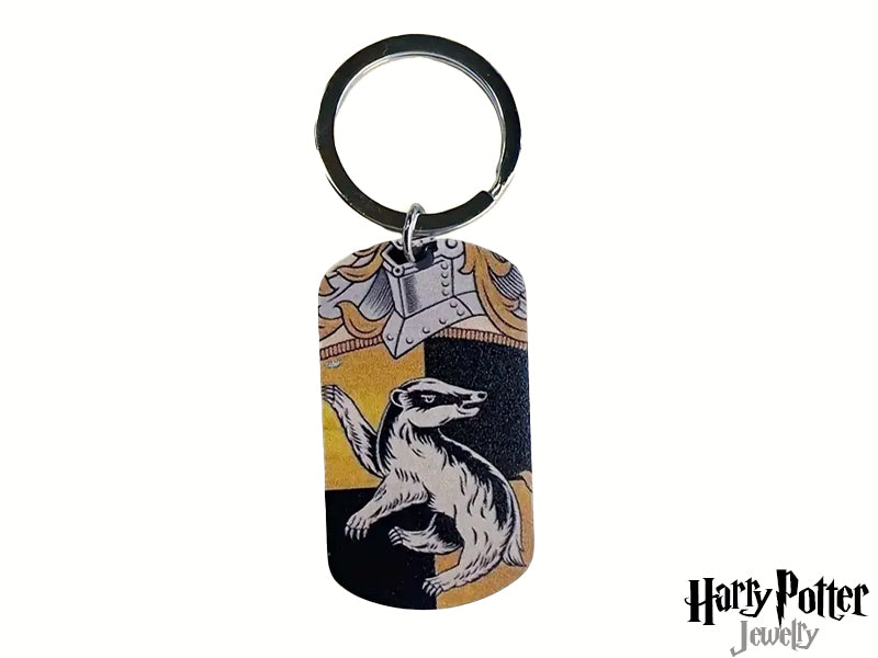 Questo portachiavi è realizzato in acciaio inossidabile di alta qualità, resistente e durevole. Ogni portachiavi presenta il simbolo serigrafato di una delle casate di Hogwarts: Tassorosso . Un accessorio perfetto per mostrare la tua passione per Harry Potter."