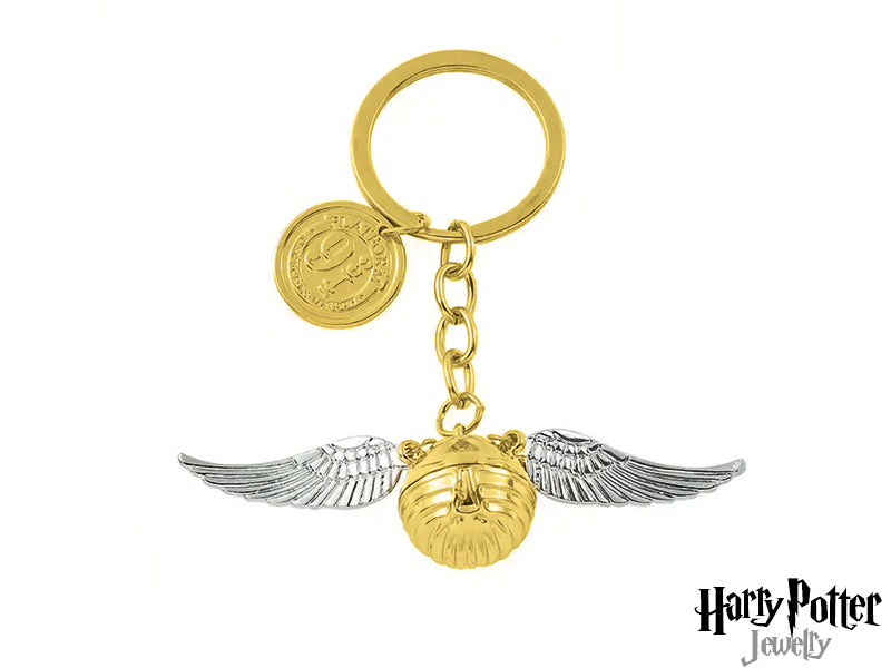 Entra nel mondo magico con questo portachiavi unico! La moneta dorata con l'iconica scritta 9 e ¾ e il Boccino d'Oro con le ali argentate sono i simboli perfetti per ogni fan di Harry Potter. Un accessorio elegante e pieno di magia