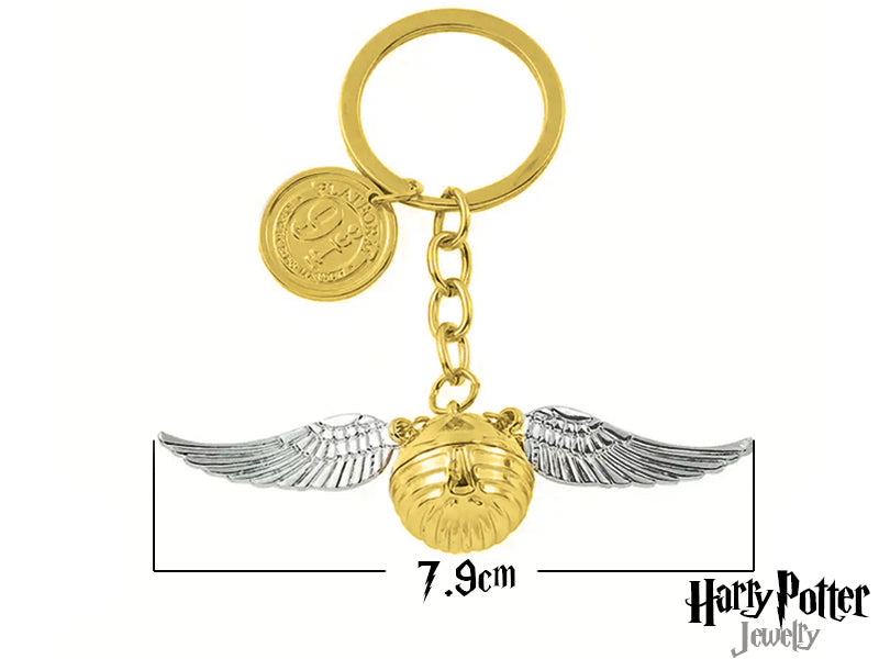 Porta con te la magia di Hogwarts con questo splendido portachiavi. La moneta con l'iconica scritta 9 e ¾ e il Boccino d'Oro ti ricorderanno l'emozione di ogni viaggio e di ogni avventura. Un regalo perfetto per ogni fan, un simbolo di magia e di sogni